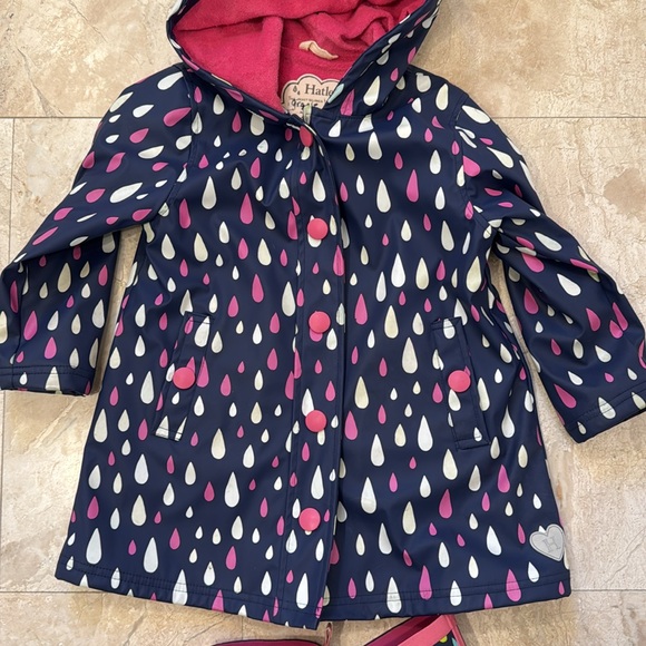 Hatley - size 4T raincoat and size 8 rain boots matching set - Picture 2 of 4